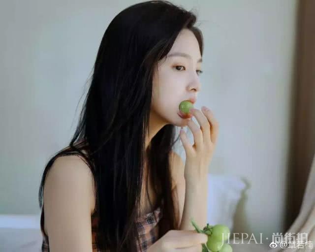 非科班出身、只演过一部作品,她成了春夏后的另一位“宝藏女孩”